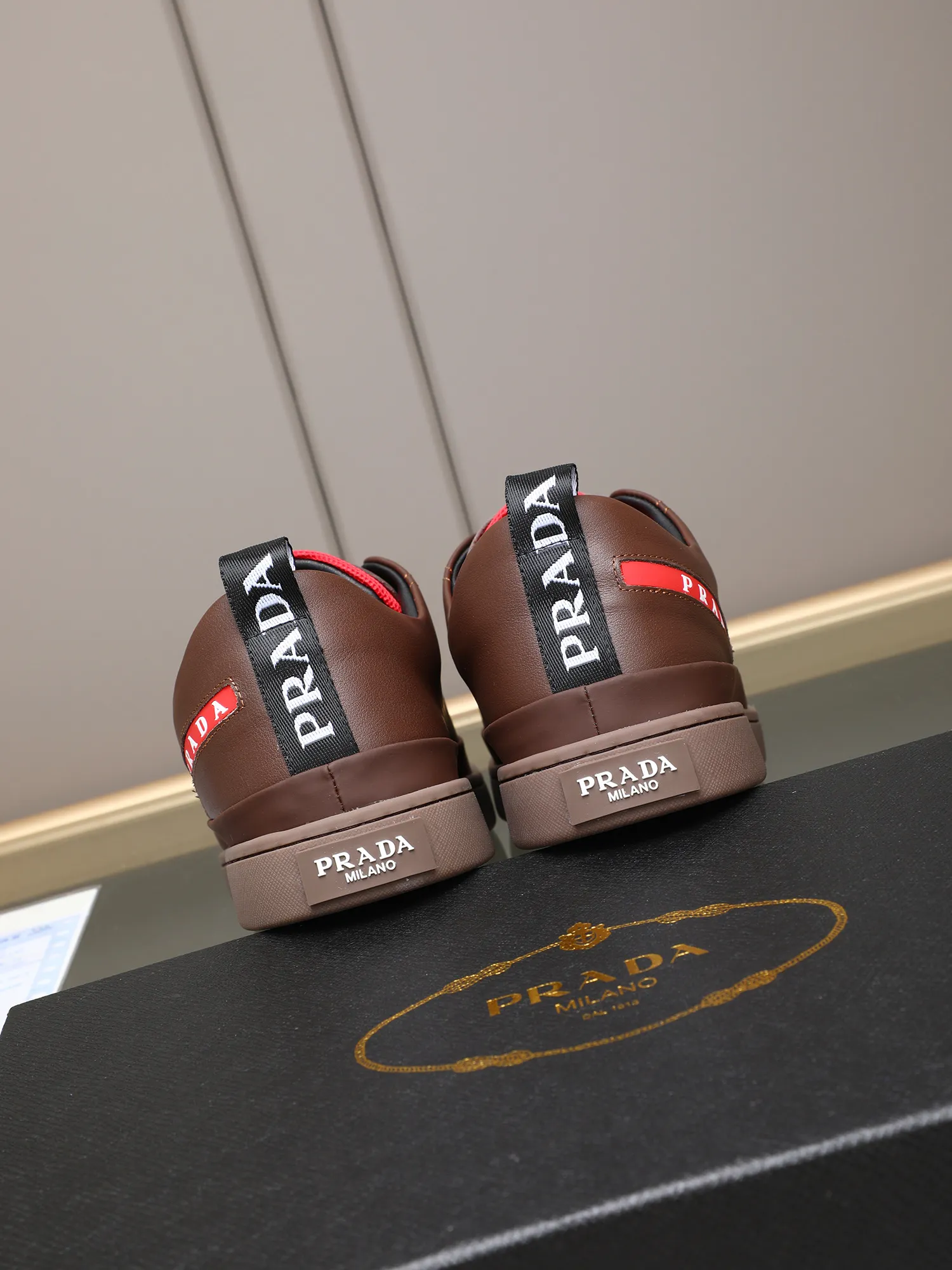 Men's shoes💰420💰 Brand: PRADA (Prada) Standard code: Men's code 38–44 (45 can be customized) Material: Original cowhide, breathable sheep lining Special outsole Style category: Men's fashionable casual sneakers Low-key luxury! Color: actual picture color